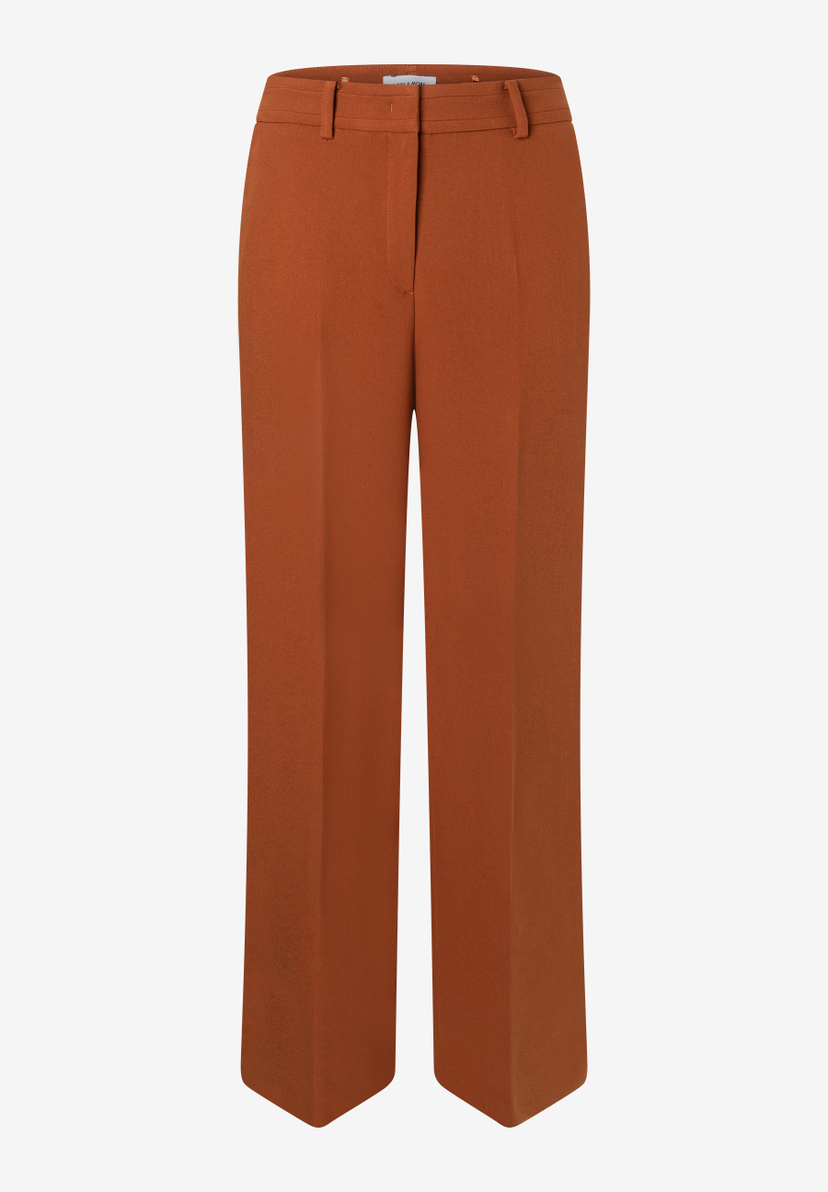 MORE & MORE rustbraune Webware-Jeans mit weitem Bein, Gürtelschlaufen und Knopfverschluss auf weißem Hintergrund. MORE & MORE rustbraune Webware-Jeans mit weitem Bein, Gürtelschlaufen und Knopfverschluss auf weißem Hintergrund.