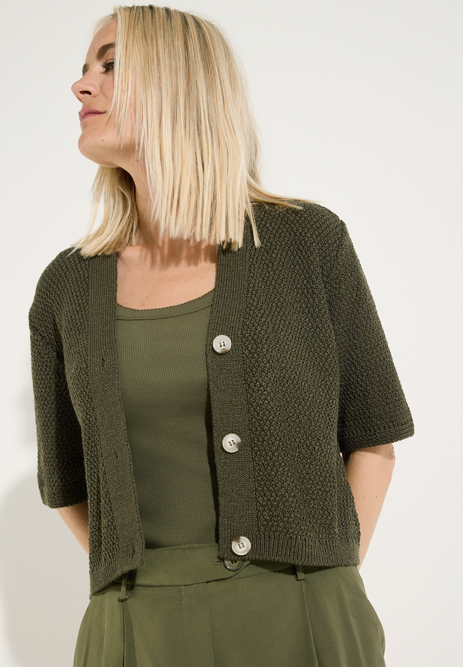 MORE & MORE Damen Pullover aus Strukturstrick in Olivgrün, mit halblangen Ärmeln und Knopfverschluss.