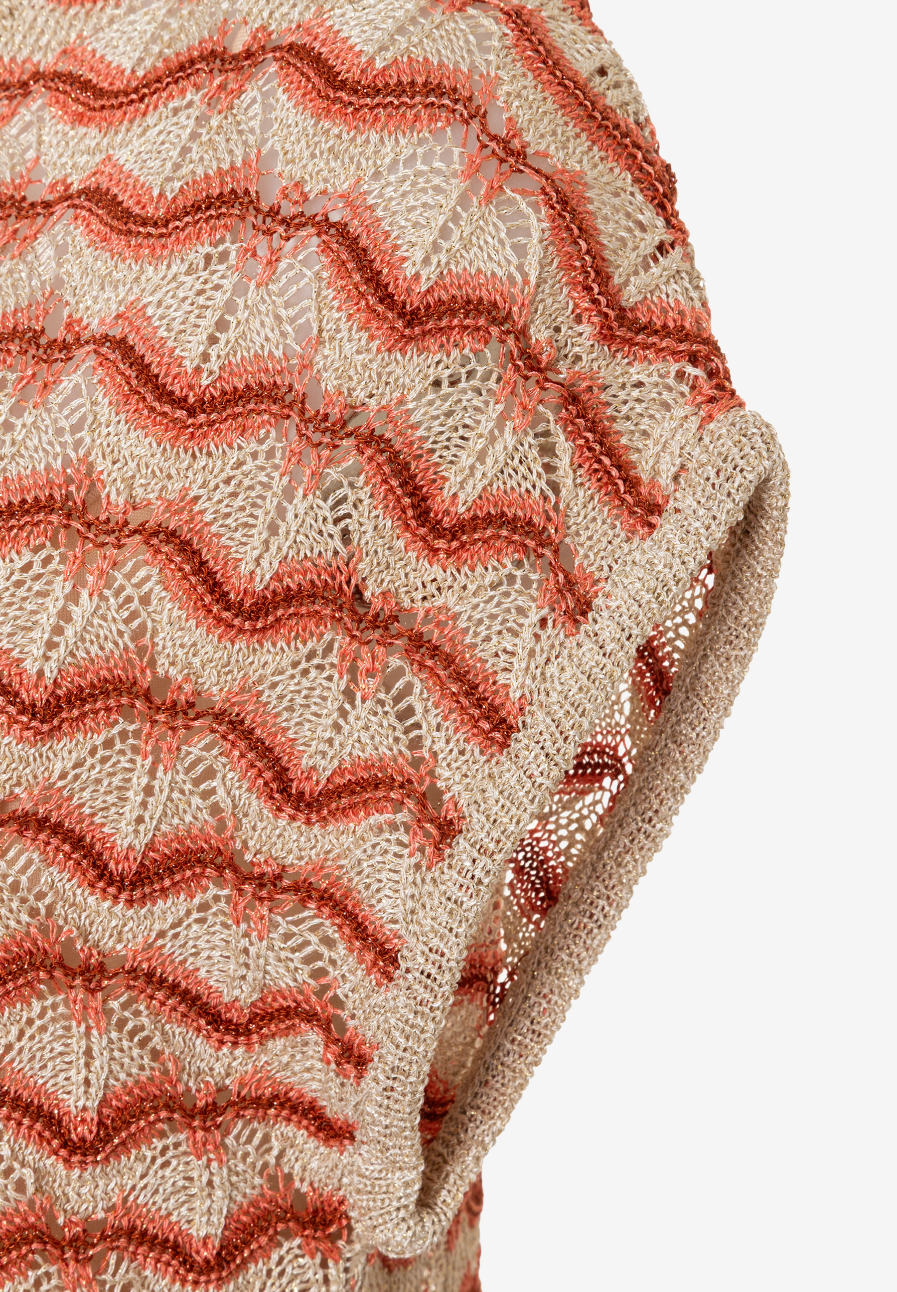 Detailansicht: MORE & MORE Oberteil mit Lochstrickmuster in Beige und Koralle. Detailansicht: MORE & MORE Oberteil mit Lochstrickmuster in Beige und Koralle.