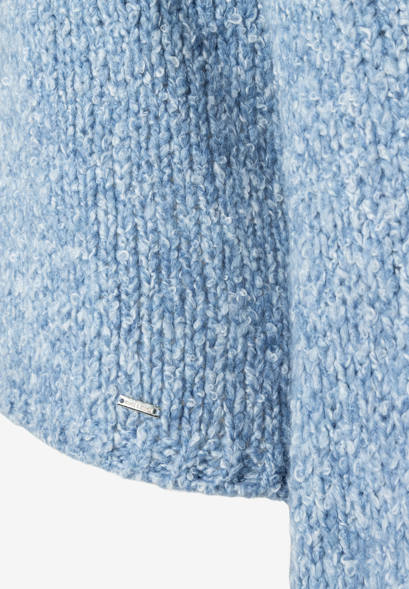 MORE & MORE Pullover mit grobem Strickmuster in Hellblau und Weiß, detailreiche Nahaufnahme. Metall-Logo seitlich. MORE & MORE Pullover mit grobem Strickmuster in Hellblau und Weiß, detailreiche Nahaufnahme. Metall-Logo seitlich.