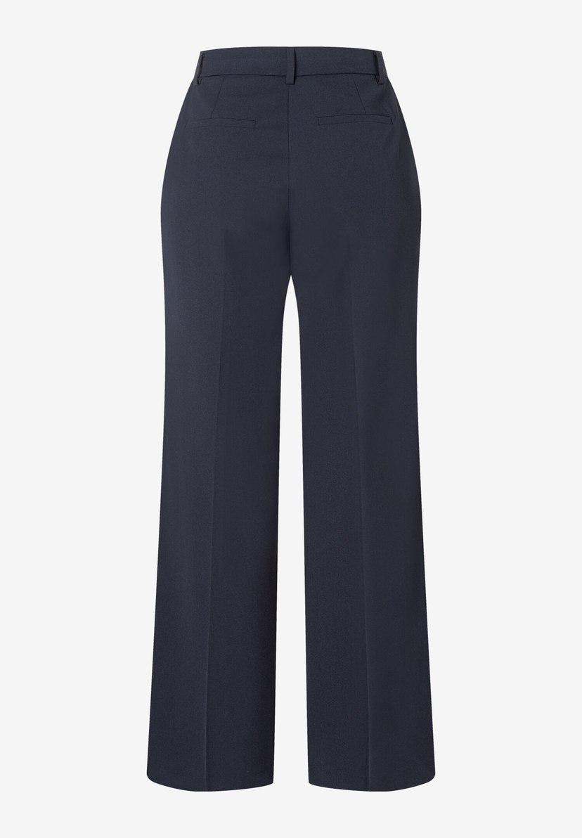 Eine marineblaue MORE & MORE Hose aus Gabardine-Stretchstoff in voller Länge, von hinten aufgenommen. Eine marineblaue MORE & MORE Hose aus Gabardine-Stretchstoff in voller Länge, von hinten aufgenommen.