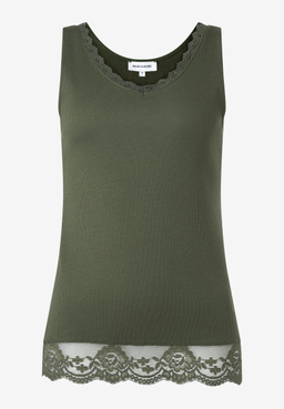 MORE & MORE Rippstrick-Tanktop in Olivgrün mit Spitzenborte am V-Ausschnitt und Saum, auf weißem Hintergrund.