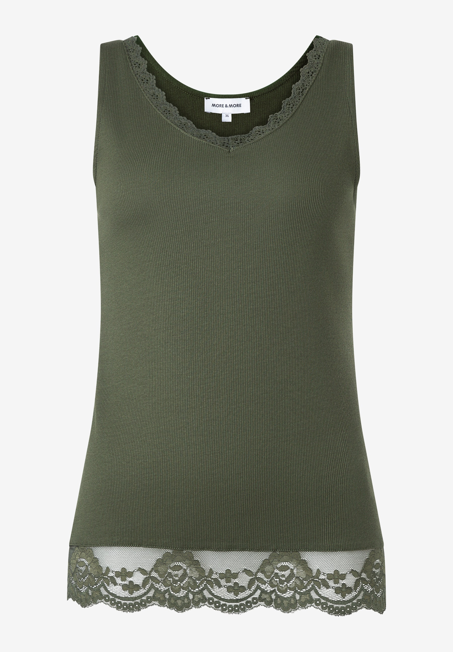 MORE & MORE Rippstrick-Tanktop in Olivgrün mit Spitzenborte am V-Ausschnitt und Saum, auf weißem Hintergrund.
