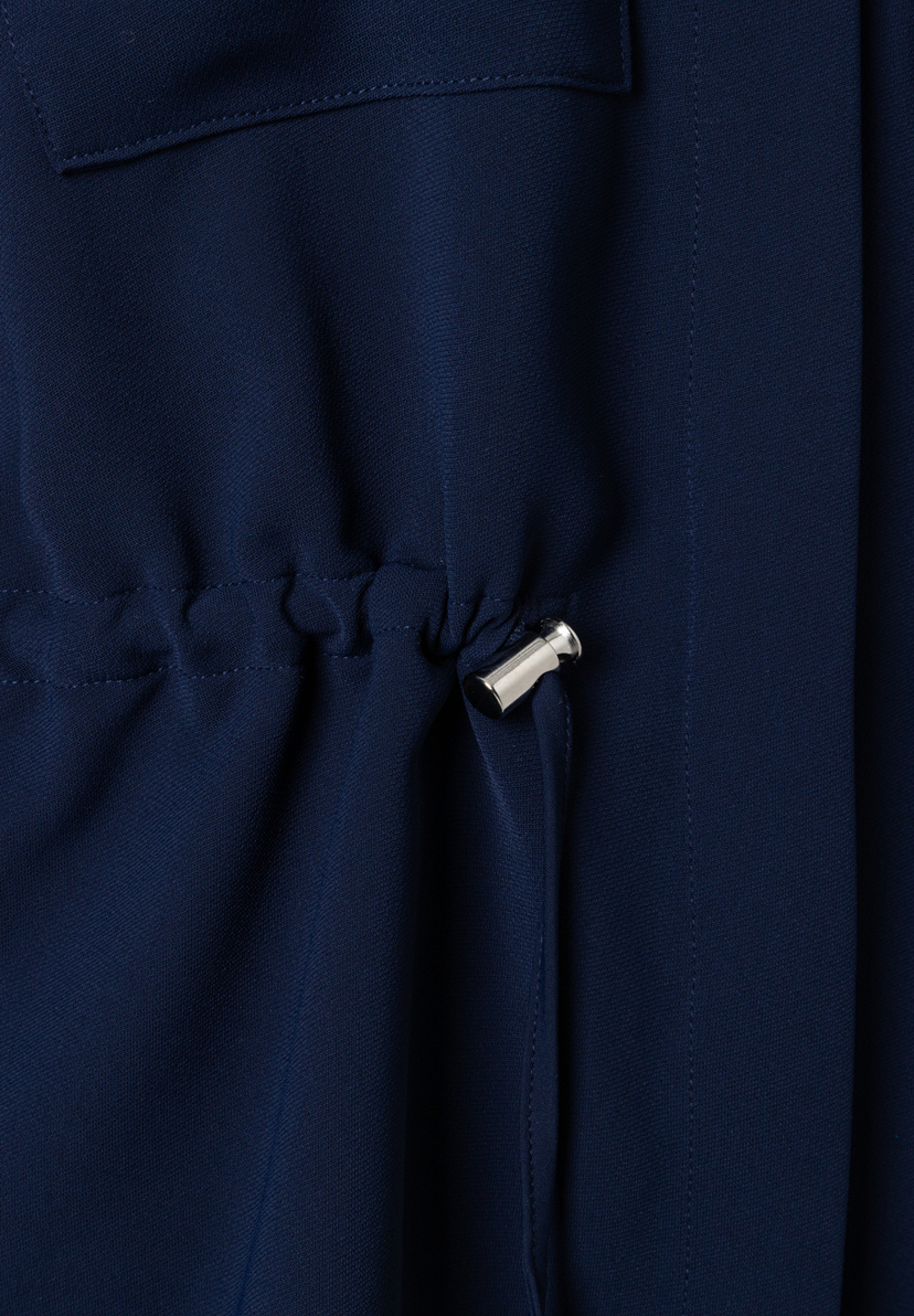 Detailaufnahme einer MORE & MORE Bluse/eines Blazers aus fließender Webware mit Tunnelzug. Detailaufnahme einer MORE & MORE Bluse/eines Blazers aus fließender Webware mit Tunnelzug.