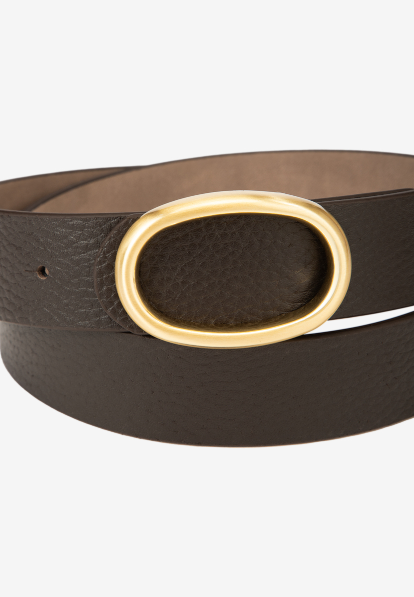 MORE & MORE Accessoire: Ein dunkelbrauner Damengürtel mit einer großen, ovalen, goldenen Schnalle auf weißem Hintergrund.