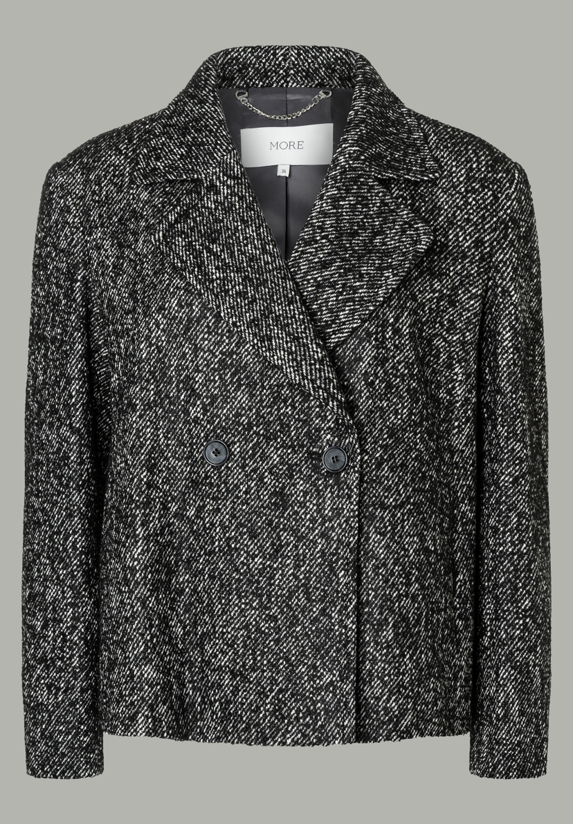 Ein zweireihiger MORE & MORE Oberteil-Mantel in Schwarzweiß mit zwei Knöpfen ist zu sehen. Ein zweireihiger MORE & MORE Oberteil-Mantel in Schwarzweiß mit zwei Knöpfen ist zu sehen.