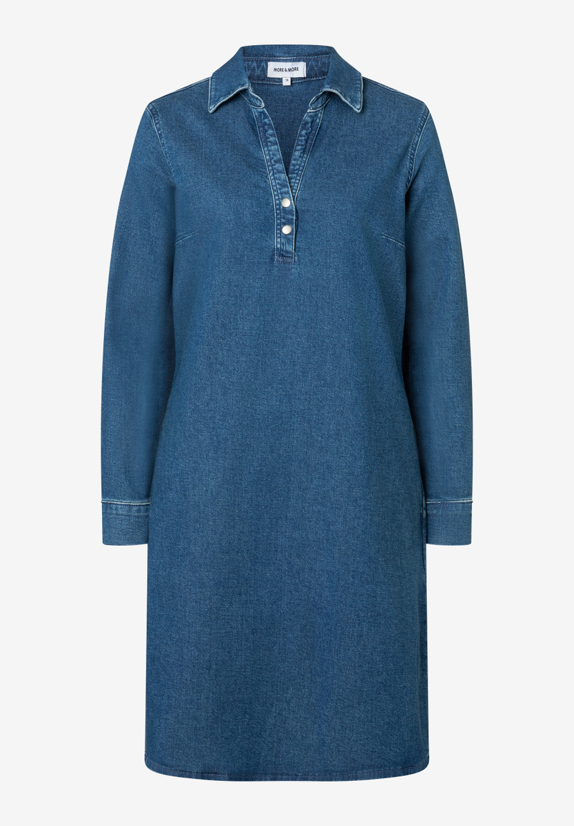 Ein Jeanskleid von MORE & MORE mit langen Ärmeln, Kragen und Knopfleiste. Ein Jeanskleid von MORE & MORE mit langen Ärmeln, Kragen und Knopfleiste.