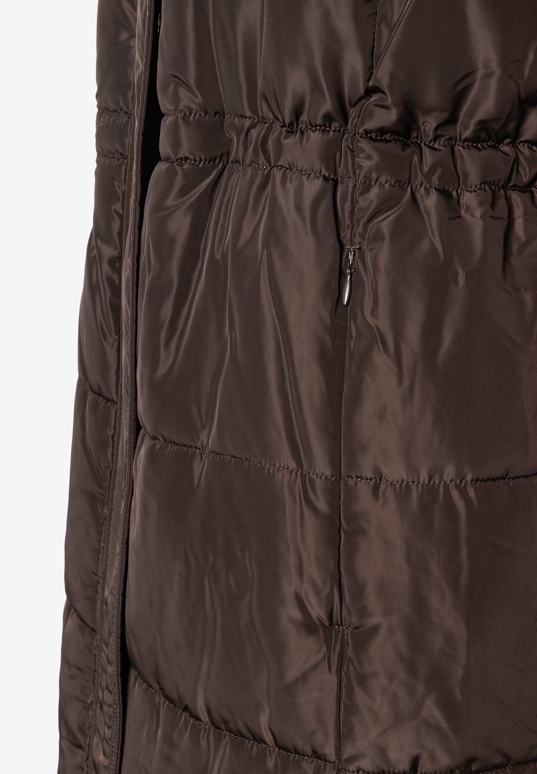 Detailaufnahme einer MORE & MORE Webware-Jacke in Braun, die wärmend wirkt. Detailaufnahme einer MORE & MORE Webware-Jacke in Braun, die wärmend wirkt.