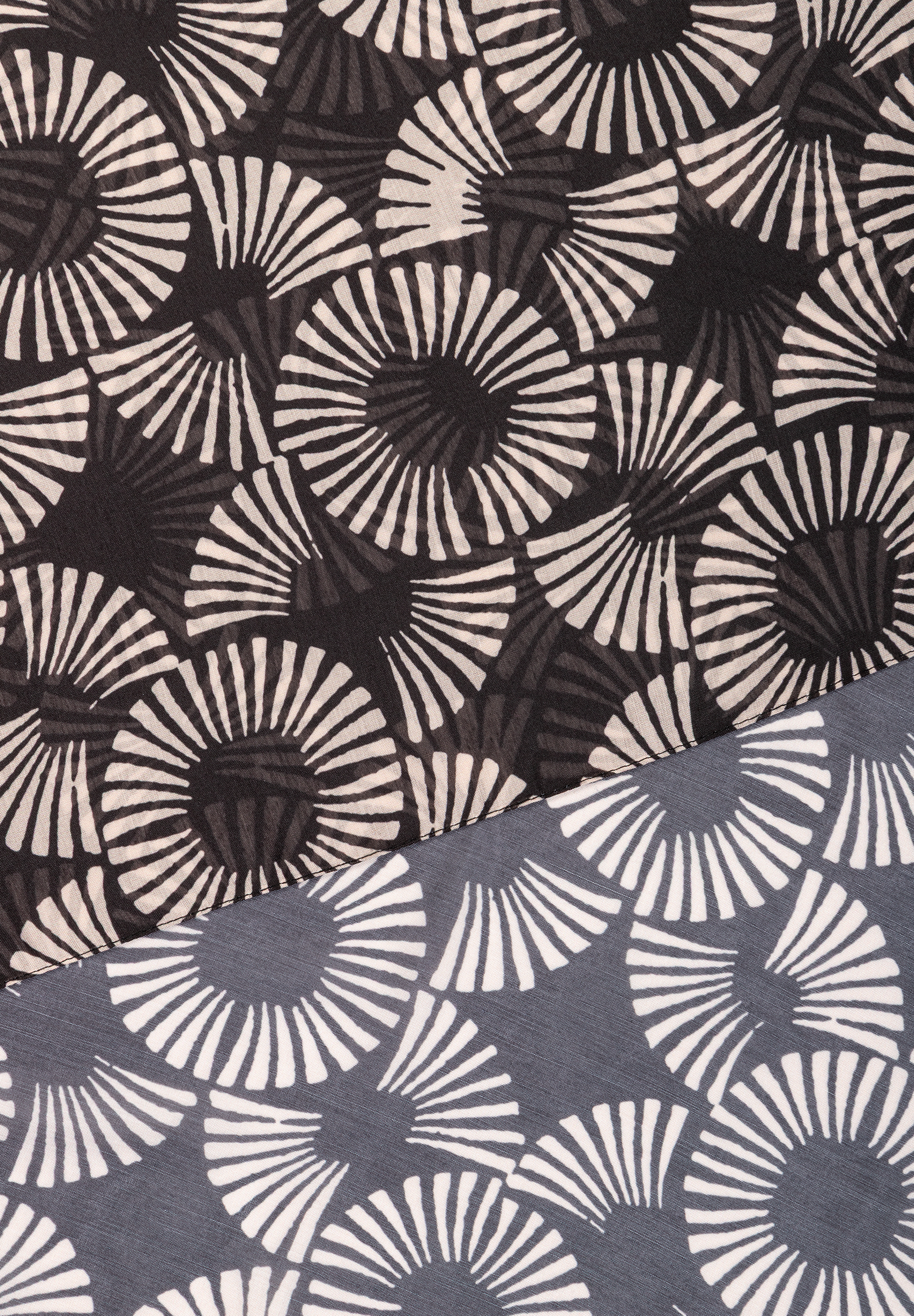 Nahaufnahme von MORE & MORE Accessoires mit abstrakten Blüten in zwei Farbkombinationen. Nahaufnahme von MORE & MORE Accessoires mit abstrakten Blüten in zwei Farbkombinationen.