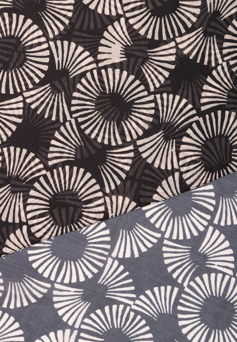 Nahaufnahme von MORE & MORE Accessoires mit abstrakten Blüten in zwei Farbkombinationen. Nahaufnahme von MORE & MORE Accessoires mit abstrakten Blüten in zwei Farbkombinationen.