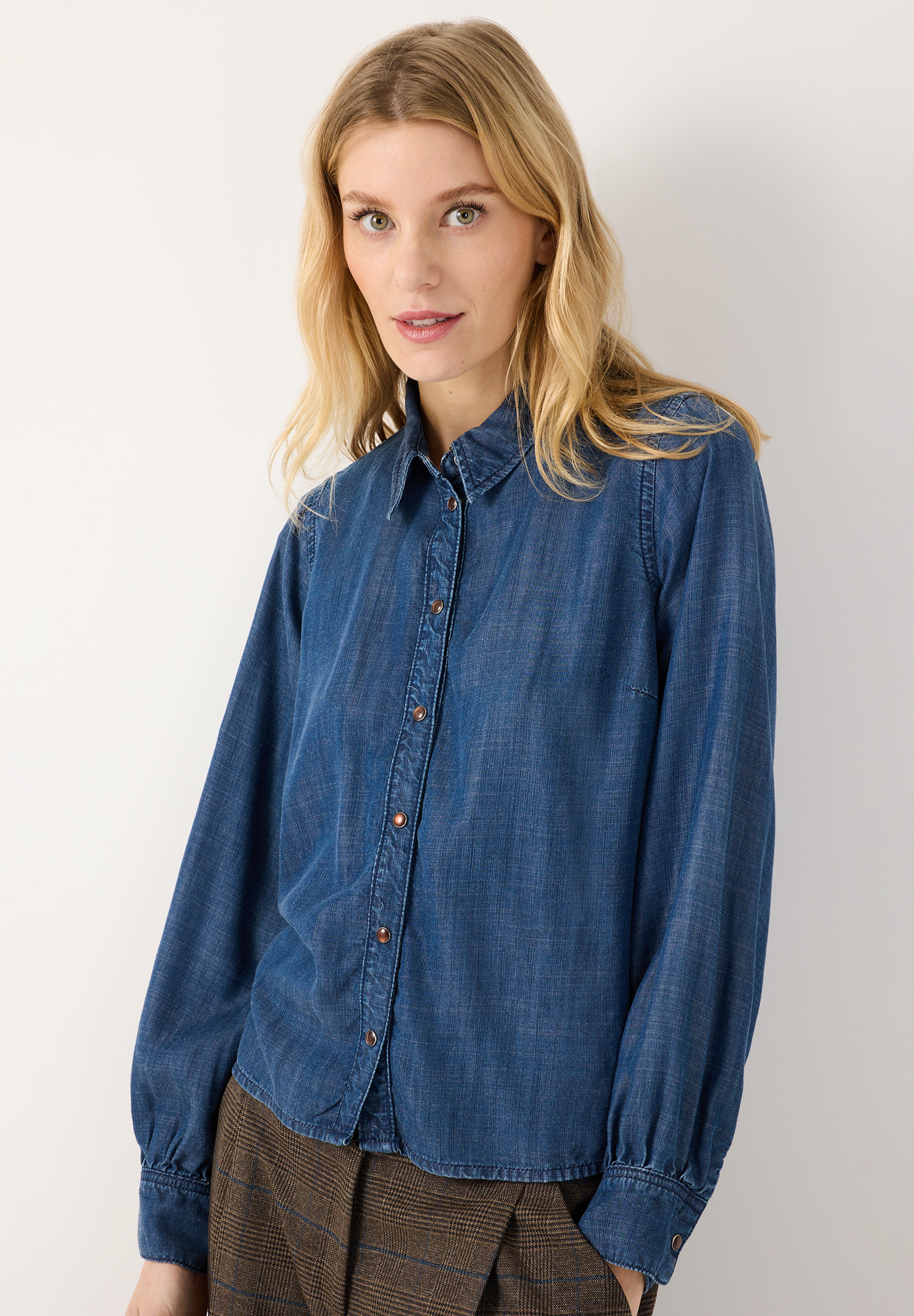 MORE & MORE Jeansbluse, langärmlig, mit goldbraunen Knöpfen, zu einer braun karierten Hose