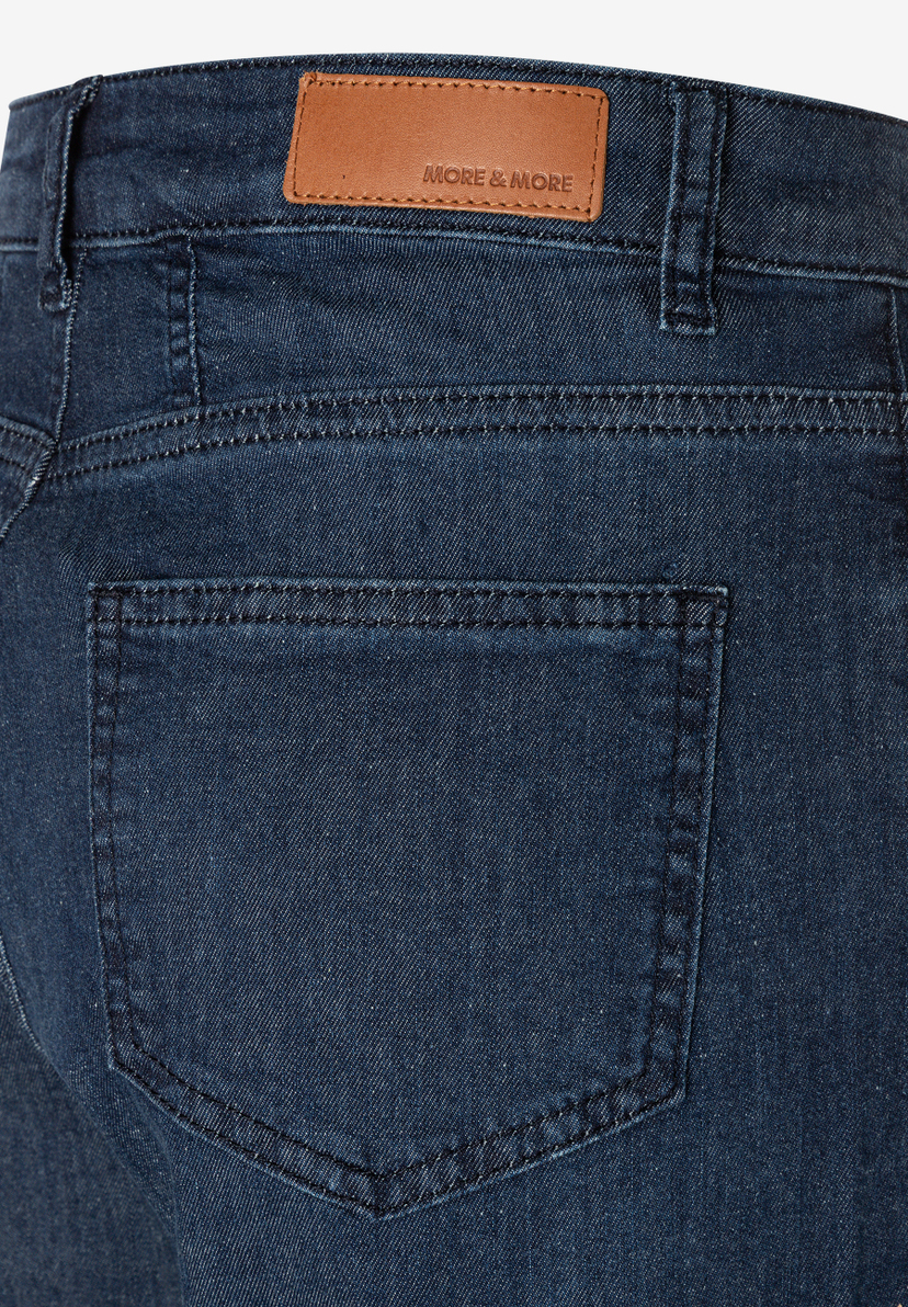 MORE & MORE Jeans: Nahaufnahme der Rückseite einer dunklen Jeans mit Lederetikett, Gesäßtasche und Gürtelschlaufen. MORE & MORE Jeans: Nahaufnahme der Rückseite einer dunklen Jeans mit Lederetikett, Gesäßtasche und Gürtelschlaufen.