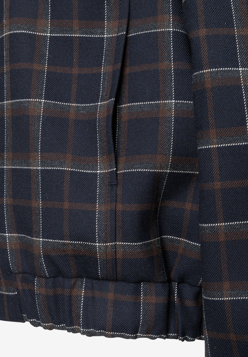 MORE & MORE Damen-Blazer in Dunkelblau mit kariertem Muster, braunen und weißen Akzenten sowie elastischem Saum.