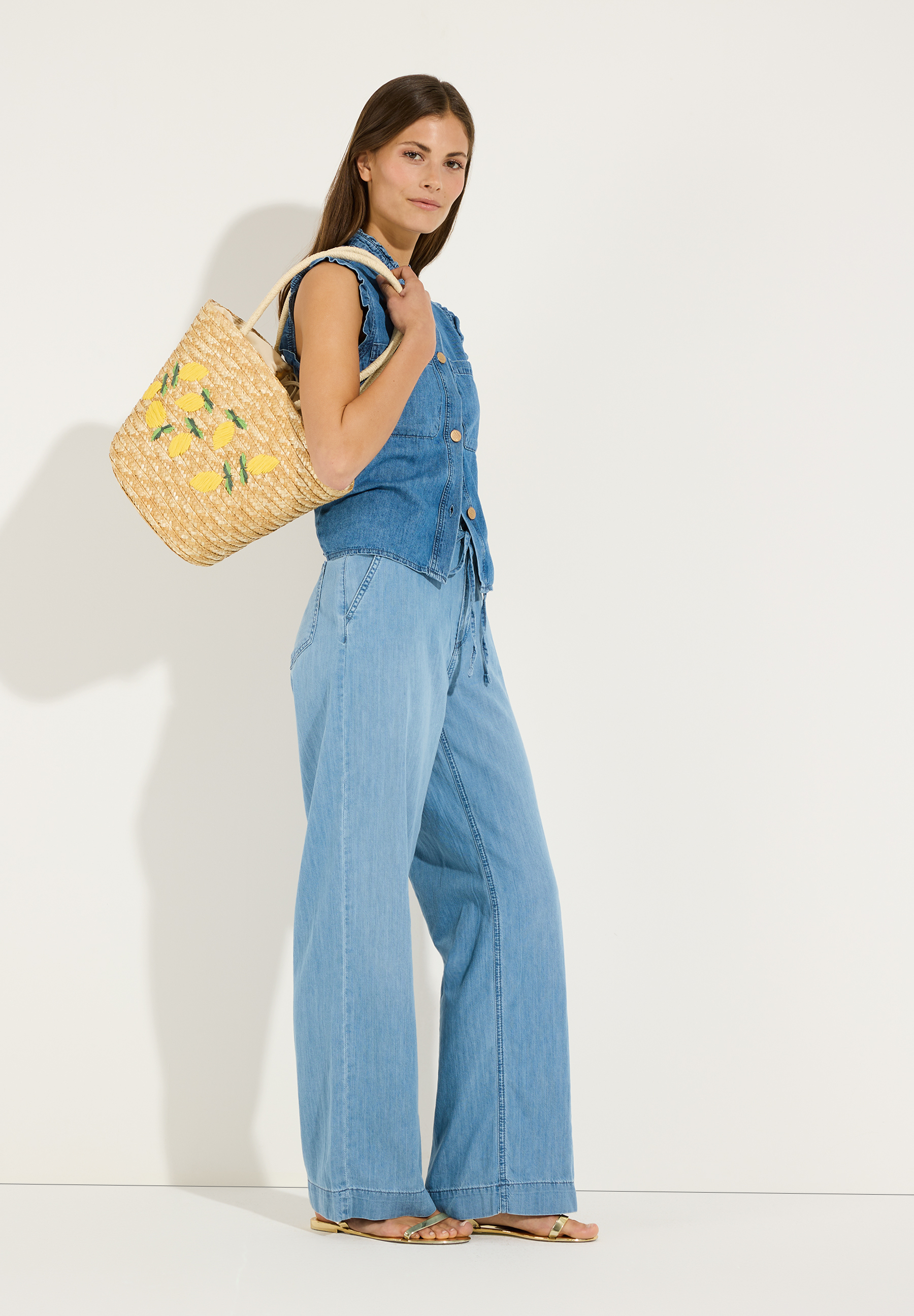 MORE & MORE Jeansbluse für Damen. Denim-Bluse mit Rüschen an den Ärmeln und Knopfleiste vorn. Ideal für ein stilvolles Outfit. MORE & MORE Jeansbluse für Damen. Denim-Bluse mit Rüschen an den Ärmeln und Knopfleiste vorn. Ideal für ein stilvolles Outfit.