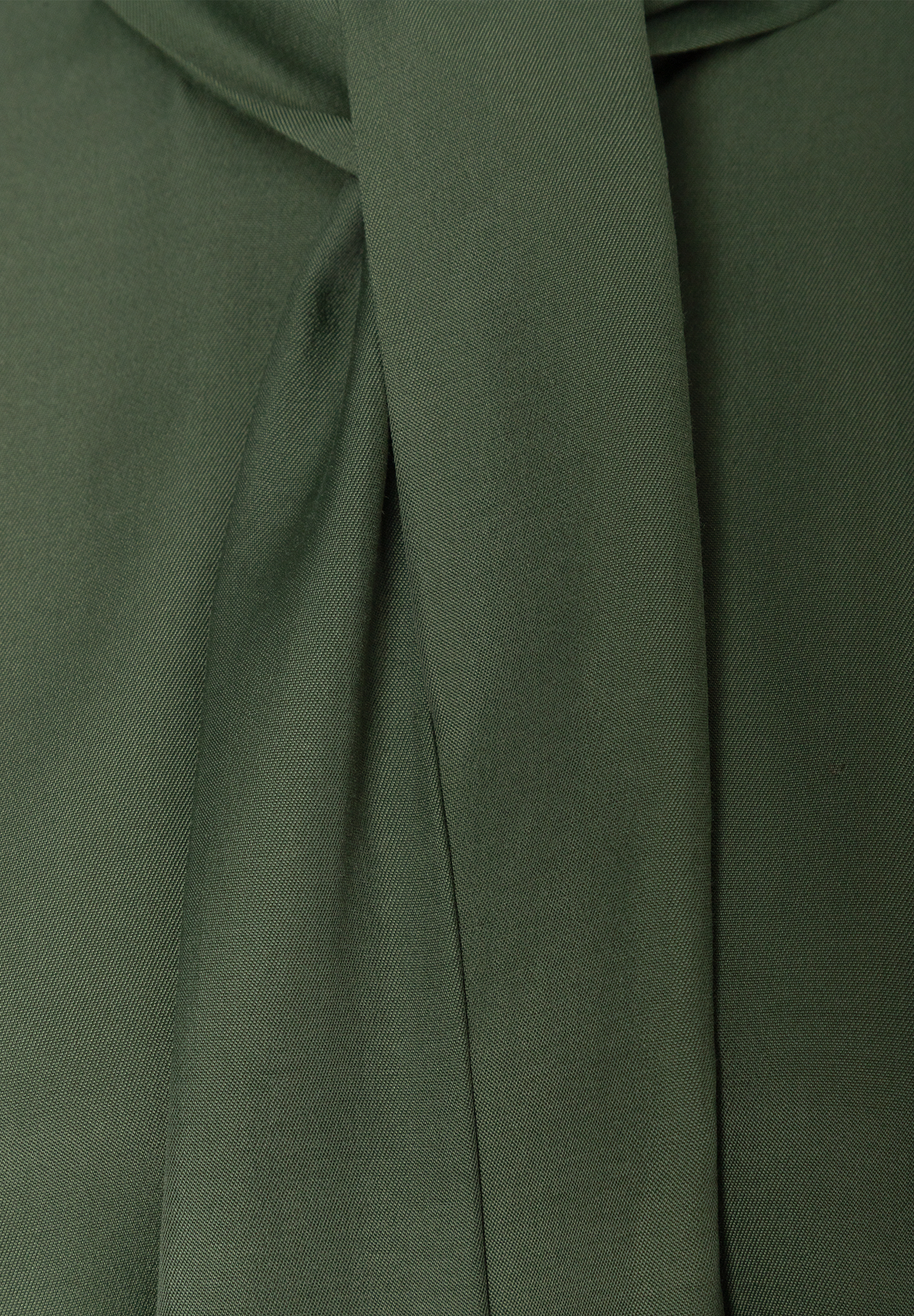 MORE & MORE Bluse: Detailansicht des dunkelgrünen Stoffes mit Falten und Kordelzug. MORE & MORE Bluse: Detailansicht des dunkelgrünen Stoffes mit Falten und Kordelzug.