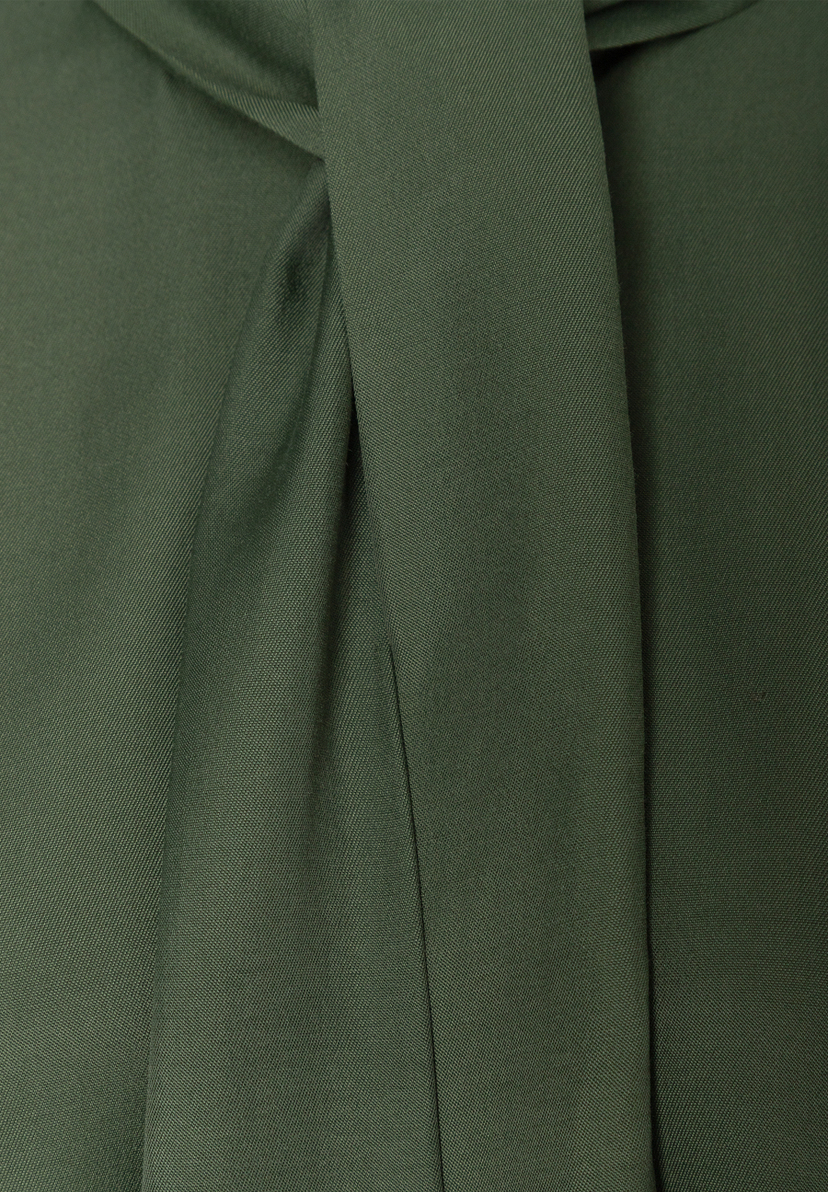 MORE & MORE Bluse: Detailansicht des dunkelgrünen Stoffes mit Falten und Kordelzug. MORE & MORE Bluse: Detailansicht des dunkelgrünen Stoffes mit Falten und Kordelzug.