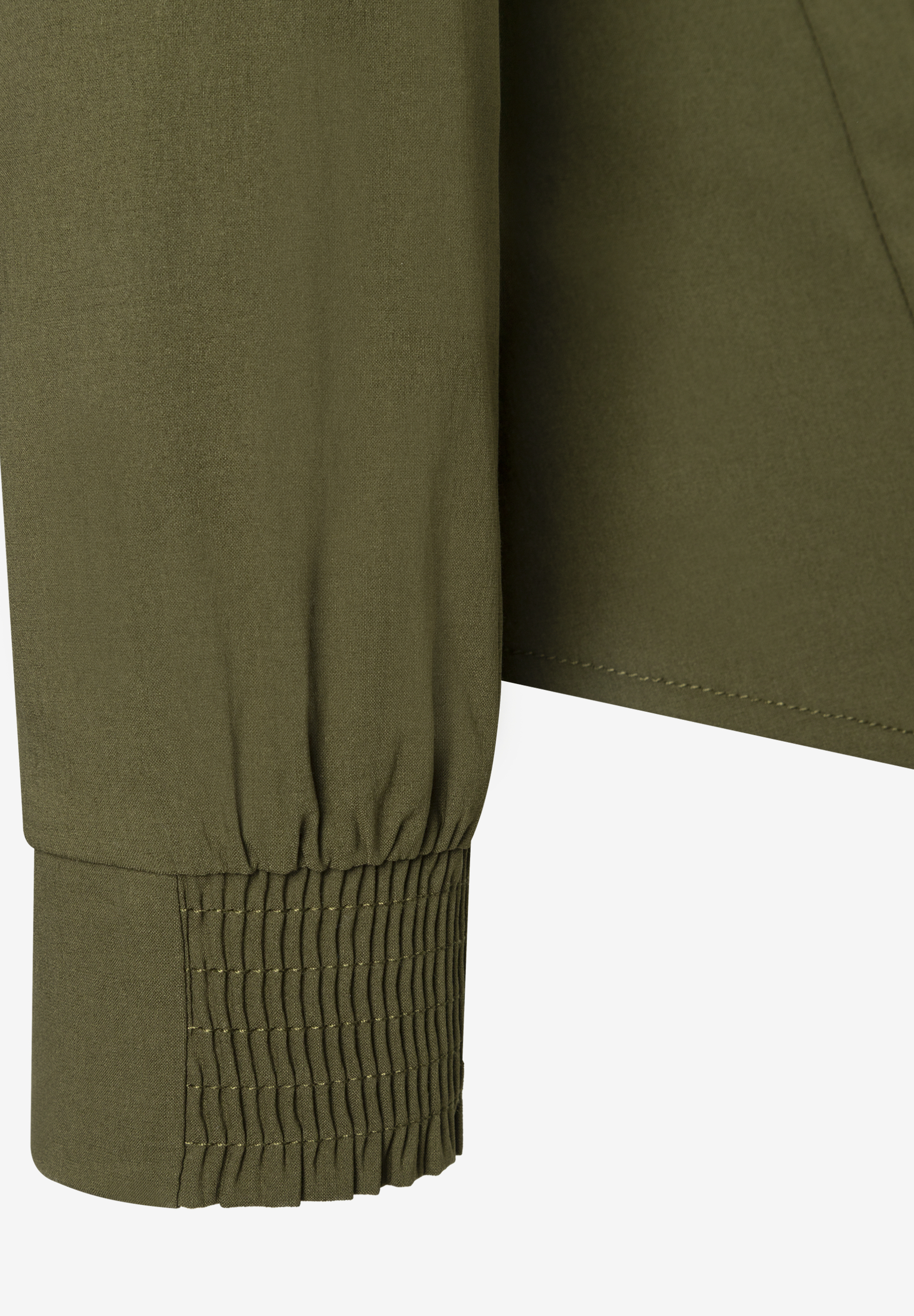 MORE & MORE Bluse: Nahaufnahme des Ärmelendes der olivgrünen Bluse mit Gummizug, gesmokt mit feinen Nähten.