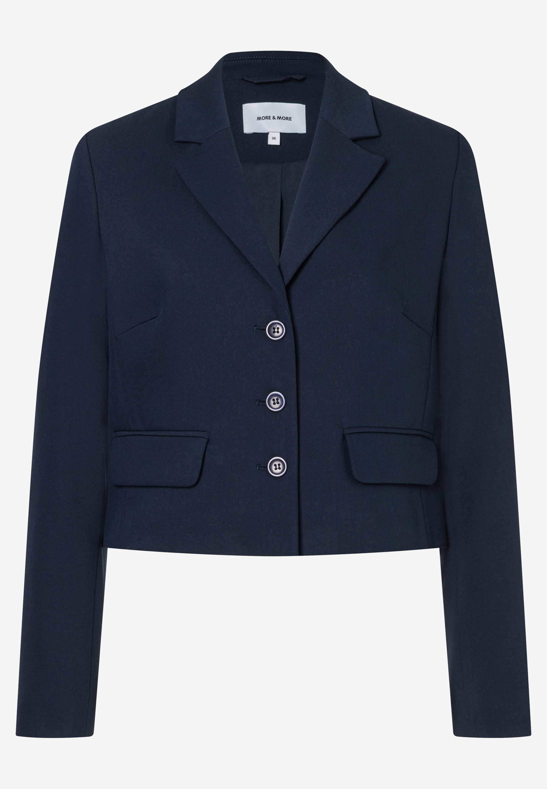 Ein marineblauer, taillierter Blazer von MORE & MORE mit drei Knöpfen und zwei aufgesetzten Taschen. Ein marineblauer, taillierter Blazer von MORE & MORE mit drei Knöpfen und zwei aufgesetzten Taschen.