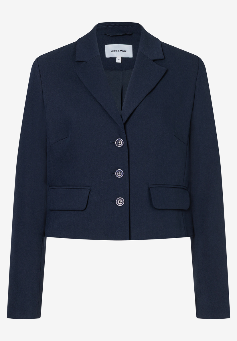 Ein marineblauer, taillierter Blazer von MORE & MORE mit drei Knöpfen und zwei aufgesetzten Taschen. Ein marineblauer, taillierter Blazer von MORE & MORE mit drei Knöpfen und zwei aufgesetzten Taschen.
