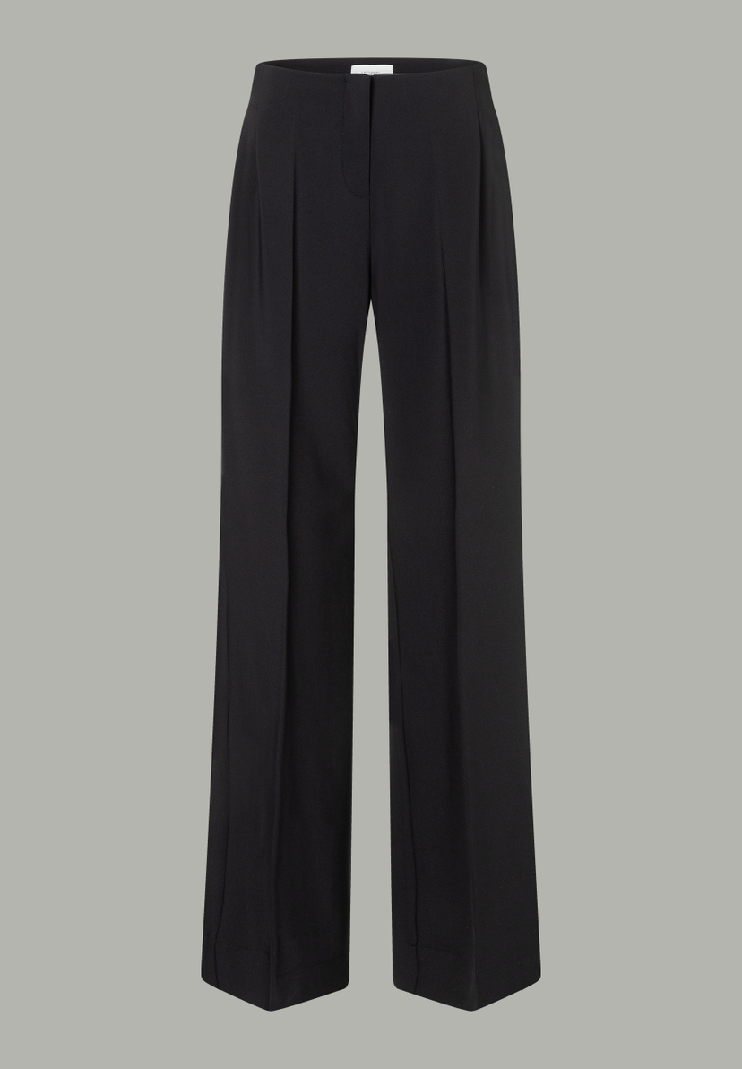 Eine schwarze, weit geschnittene Hose von MORE & MORE, vor neutralem Hintergrund. Eine schwarze, weit geschnittene Hose von MORE & MORE, vor neutralem Hintergrund.