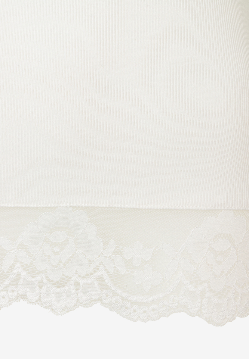 MORE & MORE geripptes Oberteil in Off-White mit breiter Blumen-Spitze am Saum. MORE & MORE geripptes Oberteil in Off-White mit breiter Blumen-Spitze am Saum.