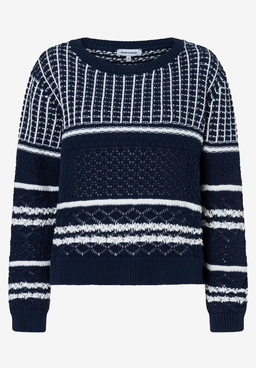 Ein marineblauer Strickpullover von MORE & MORE mit weißen horizontalen und vertikalen Streifen. Ein marineblauer Strickpullover von MORE & MORE mit weißen horizontalen und vertikalen Streifen.