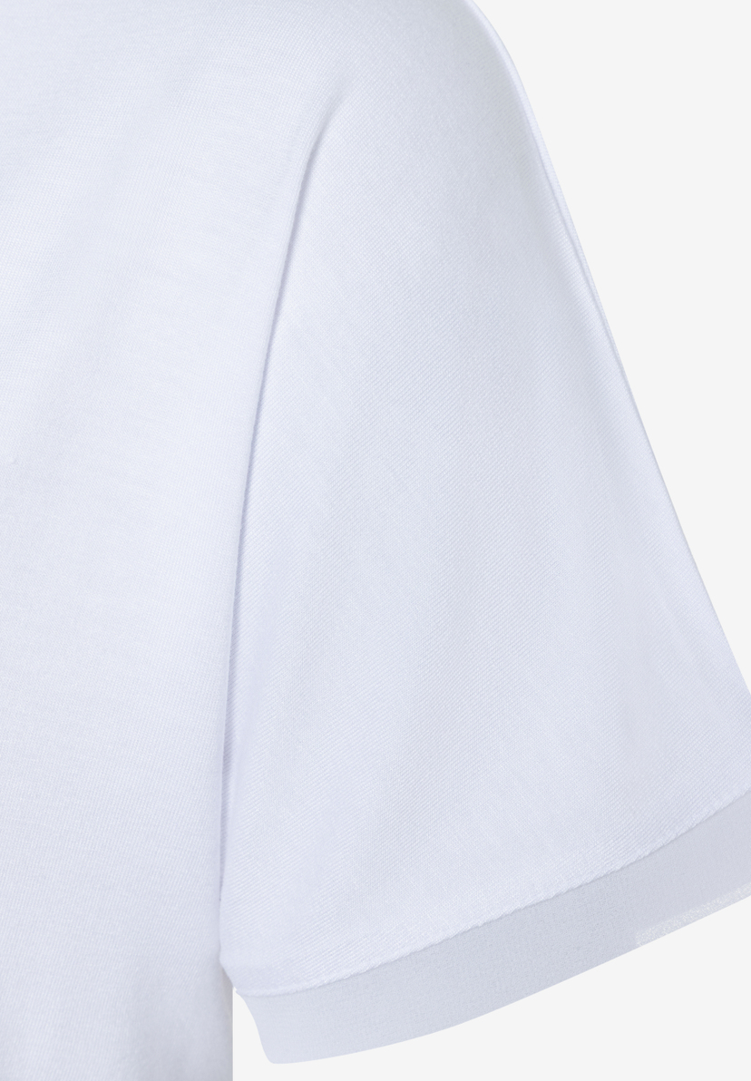 Nahaufnahme eines weißen MORE & MORE T-Shirts/Tops, das die Ärmelpartie und den Stoff zeigt.