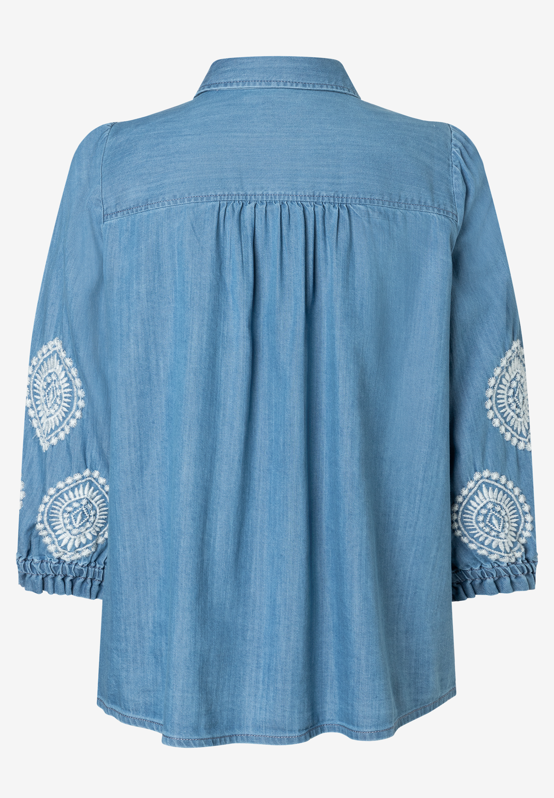 Die blaue MORE & MORE Bluse hat lange Ärmel mit weißer Stickerei. Die blaue MORE & MORE Bluse hat lange Ärmel mit weißer Stickerei.