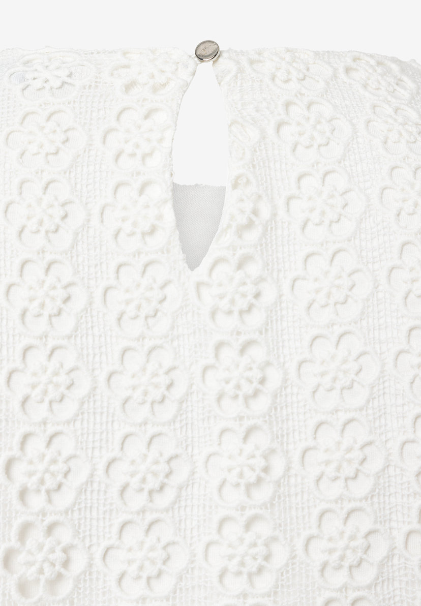 Detailaufnahme einer MORE & MORE Bluse aus angenehmer, weißer Spitze mit Knopf am runden Halsausschnitt. Detailaufnahme einer MORE & MORE Bluse aus angenehmer, weißer Spitze mit Knopf am runden Halsausschnitt.