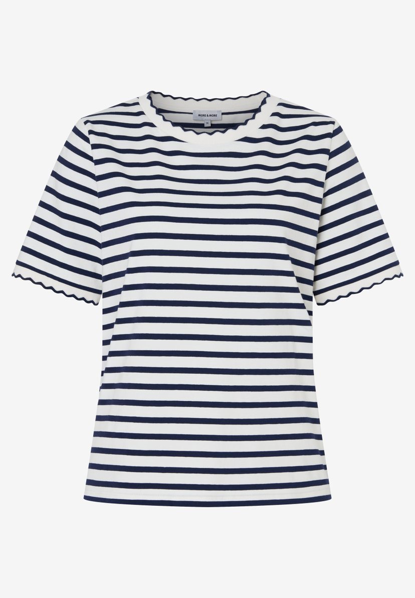 Ein MORE & MORE T-Shirt mit blau-weißen Streifen und gewelltem Saum. Ein MORE & MORE T-Shirt mit blau-weißen Streifen und gewelltem Saum.