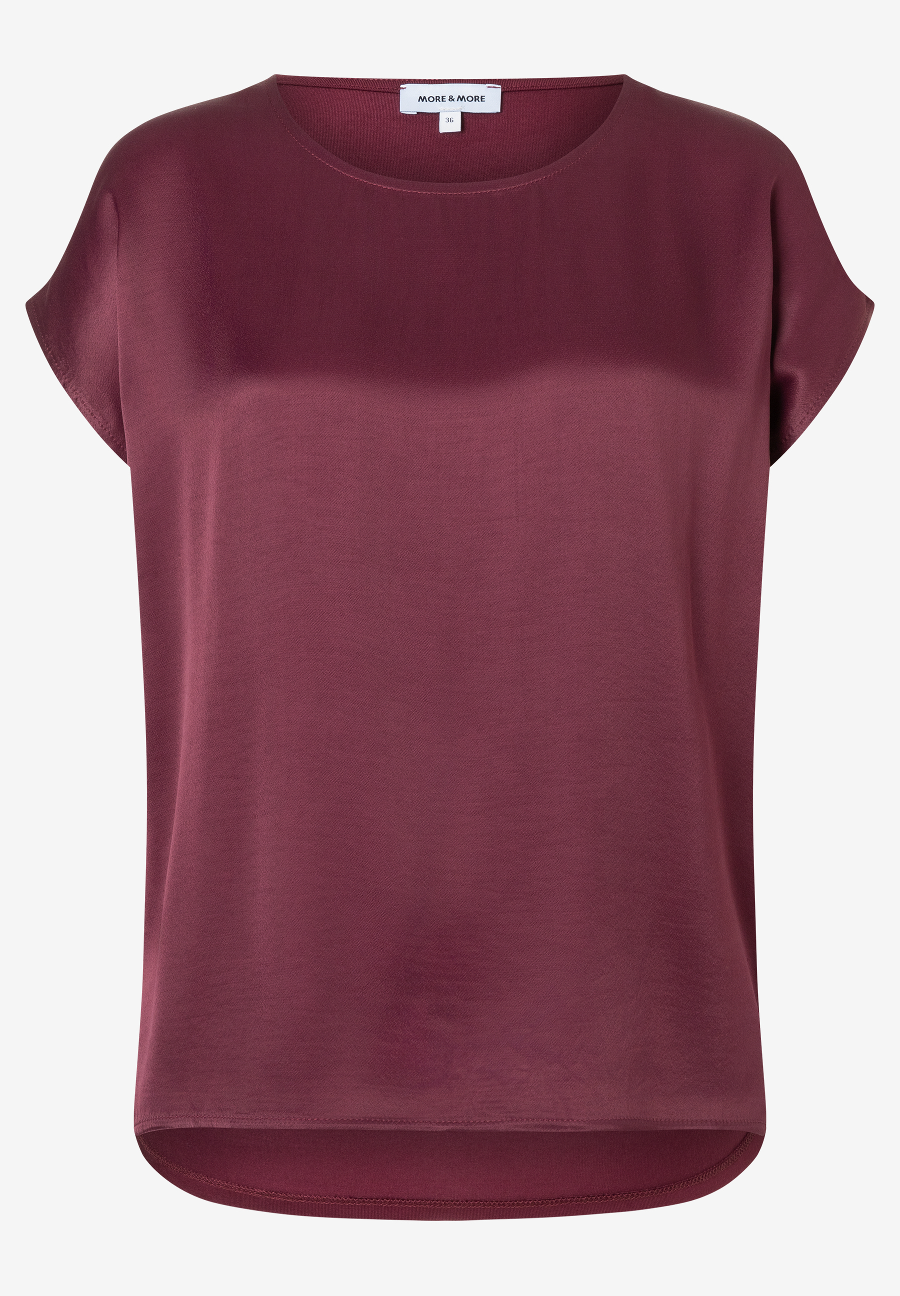 MORE & MORE Damen-T-Shirt aus burgunderrotem Satin mit kurzen Ärmeln und Rundhalsausschnitt auf weißem Hintergrund.