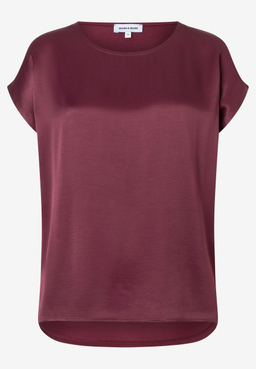 MORE & MORE Damen-T-Shirt aus burgunderrotem Satin mit kurzen Ärmeln und Rundhalsausschnitt auf weißem Hintergrund.