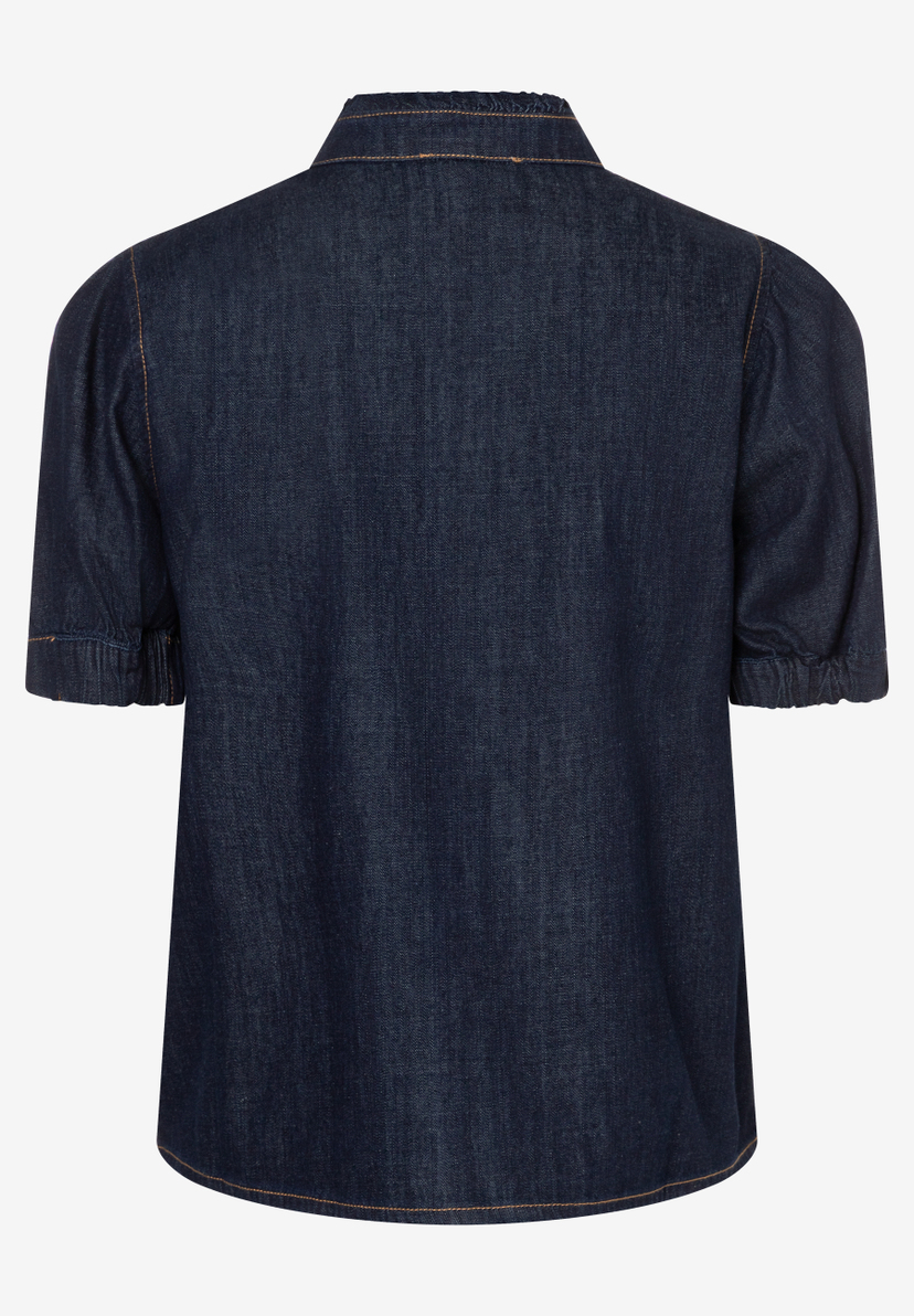 Die blaue Jeansbluse von MORE & MORE hat kurze Ärmel und ist von hinten zu sehen. Die blaue Jeansbluse von MORE & MORE hat kurze Ärmel und ist von hinten zu sehen.
