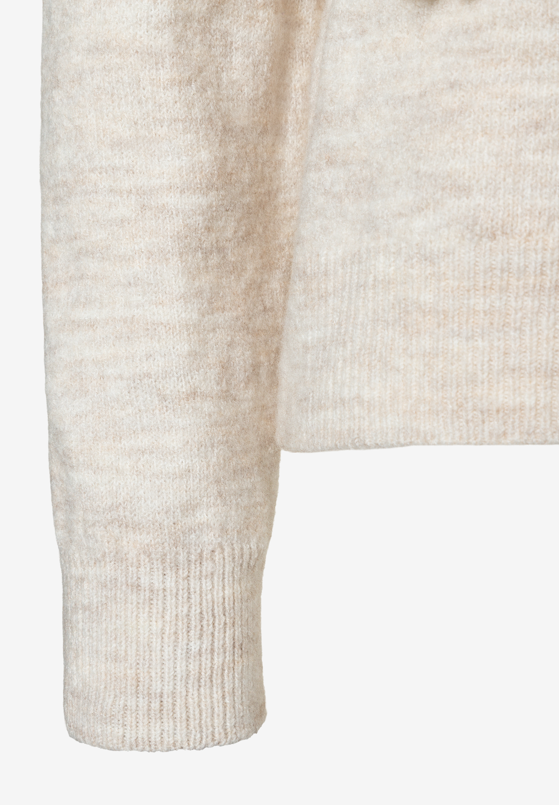 Detailaufnahme eines MORE & MORE Strickpullovers in Beige mit Ärmel und geripptem Bündchen vor neutralem Hintergrund. Detailaufnahme eines MORE & MORE Strickpullovers in Beige mit Ärmel und geripptem Bündchen vor neutralem Hintergrund.