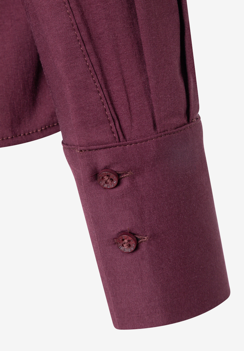 MORE & MORE Bluse, Detailansicht des Ärmels mit zwei dunkelroten Knöpfen vor weißem Hintergrund. MORE & MORE Bluse, Detailansicht des Ärmels mit zwei dunkelroten Knöpfen vor weißem Hintergrund.
