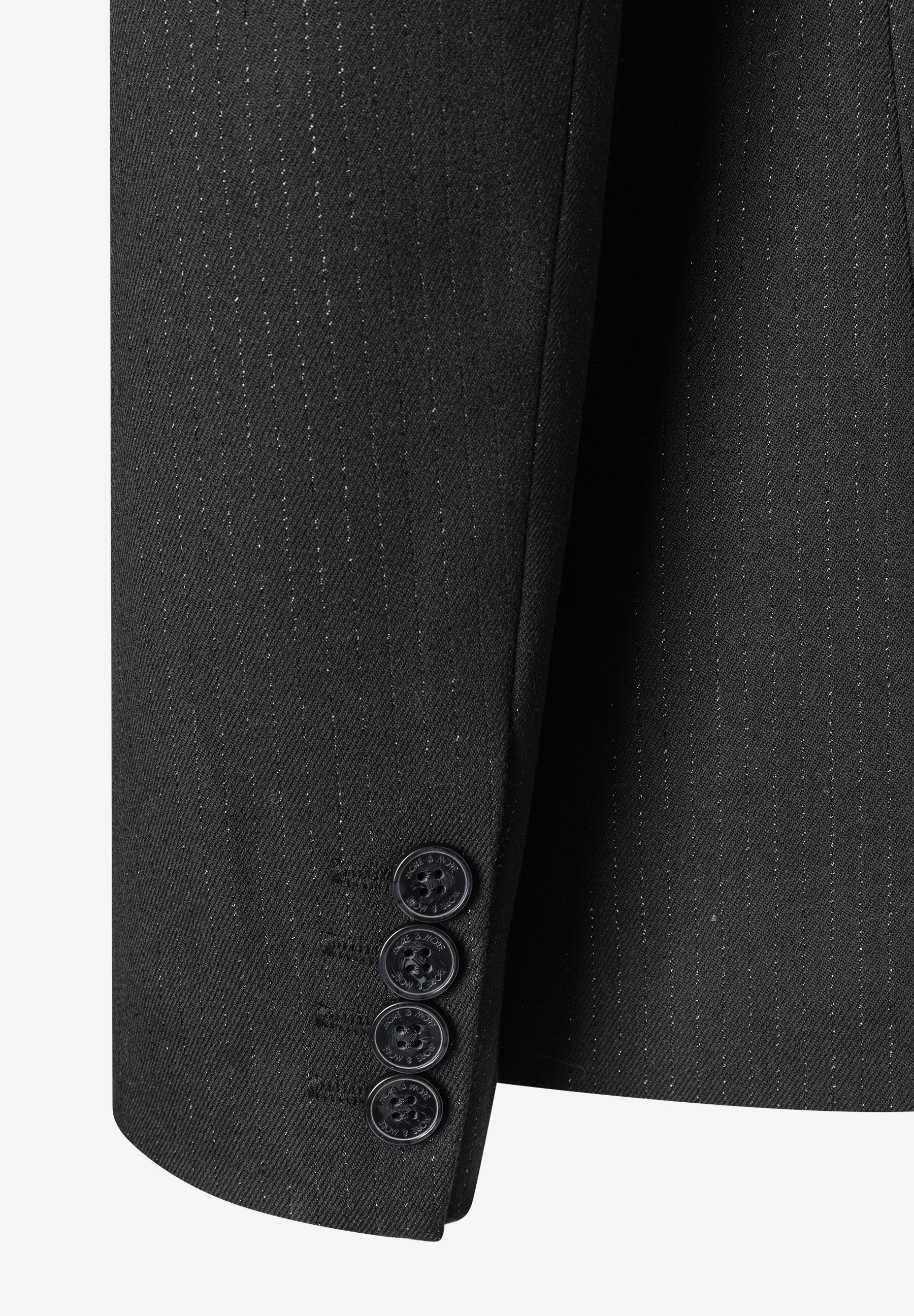 Detailansicht eines MORE & MORE Blazers, der Knöpfe und feine Streifen zeigt. Detailansicht eines MORE & MORE Blazers, der Knöpfe und feine Streifen zeigt.