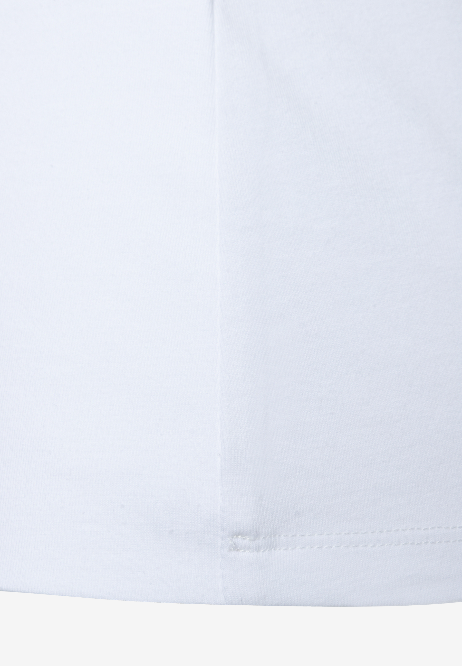 Nahaufnahme eines weißen MORE & MORE Oberteils aus Jersey-Material mit elastischem und hautfreundlichem Tragekomfort. Nahaufnahme eines weißen MORE & MORE Oberteils aus Jersey-Material mit elastischem und hautfreundlichem Tragekomfort.