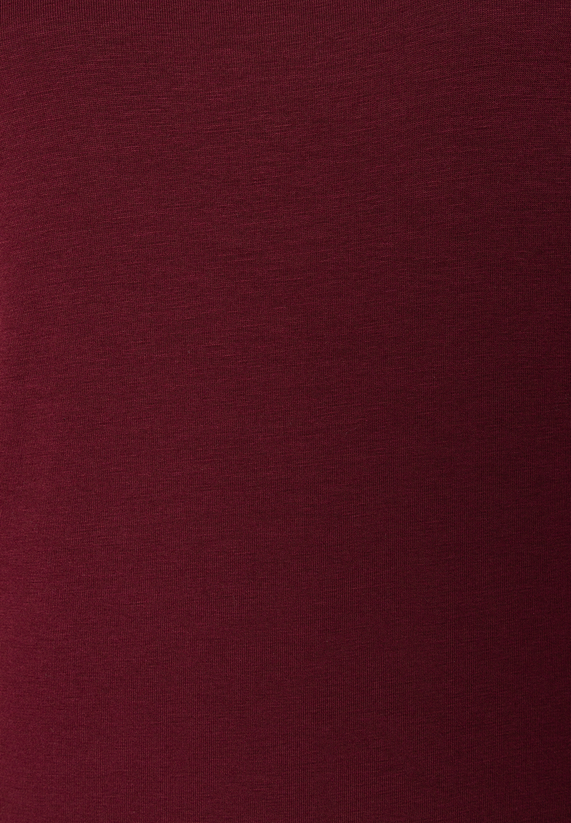 MORE & MORE Oberteil: Nahaufnahme eines dunkelroten T-Shirts/Tops mit feiner Rippstruktur.