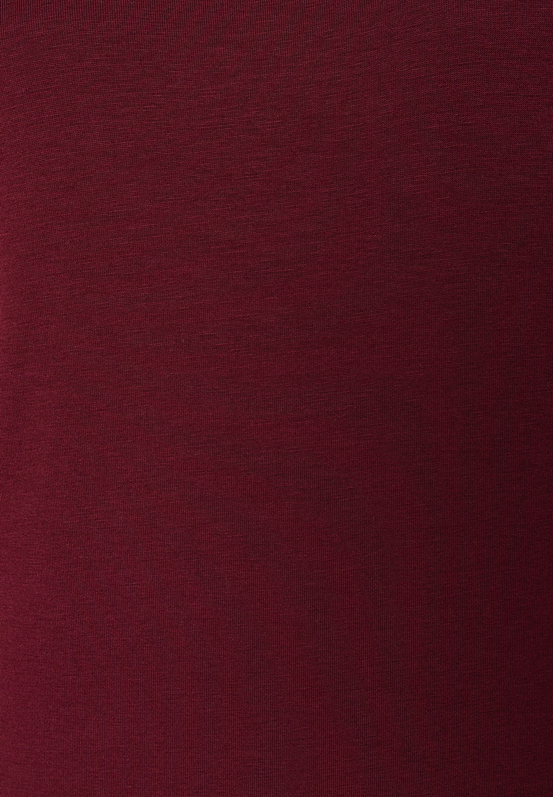 MORE & MORE Oberteil: Nahaufnahme eines dunkelroten T-Shirts/Tops mit feiner Rippstruktur. MORE & MORE Oberteil: Nahaufnahme eines dunkelroten T-Shirts/Tops mit feiner Rippstruktur.