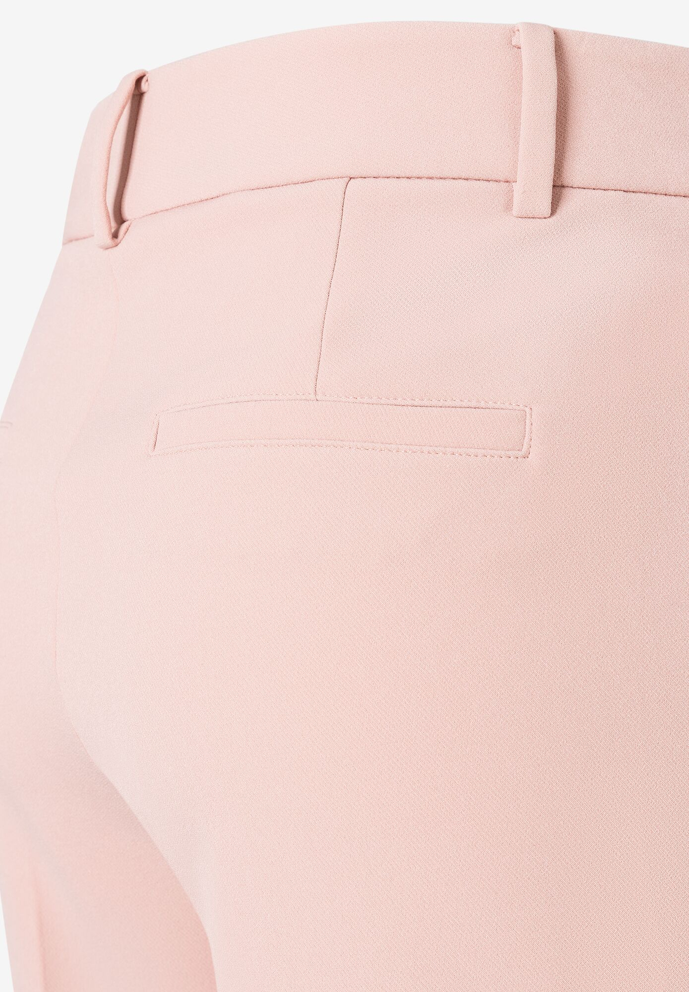 Nahaufnahme der Rückseite einer MORE & MORE Hose in zartem Rosa mit formstabiler, elastischer Polyesterkonstruktion. Nahaufnahme der Rückseite einer MORE & MORE Hose in zartem Rosa mit formstabiler, elastischer Polyesterkonstruktion.