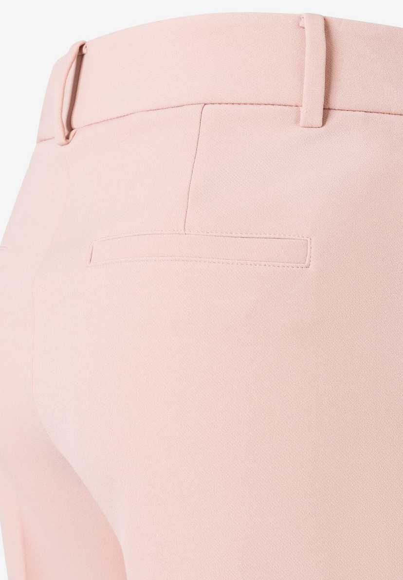 Nahaufnahme der Rückseite einer MORE & MORE Hose in zartem Rosa mit formstabiler, elastischer Polyesterkonstruktion. Nahaufnahme der Rückseite einer MORE & MORE Hose in zartem Rosa mit formstabiler, elastischer Polyesterkonstruktion.