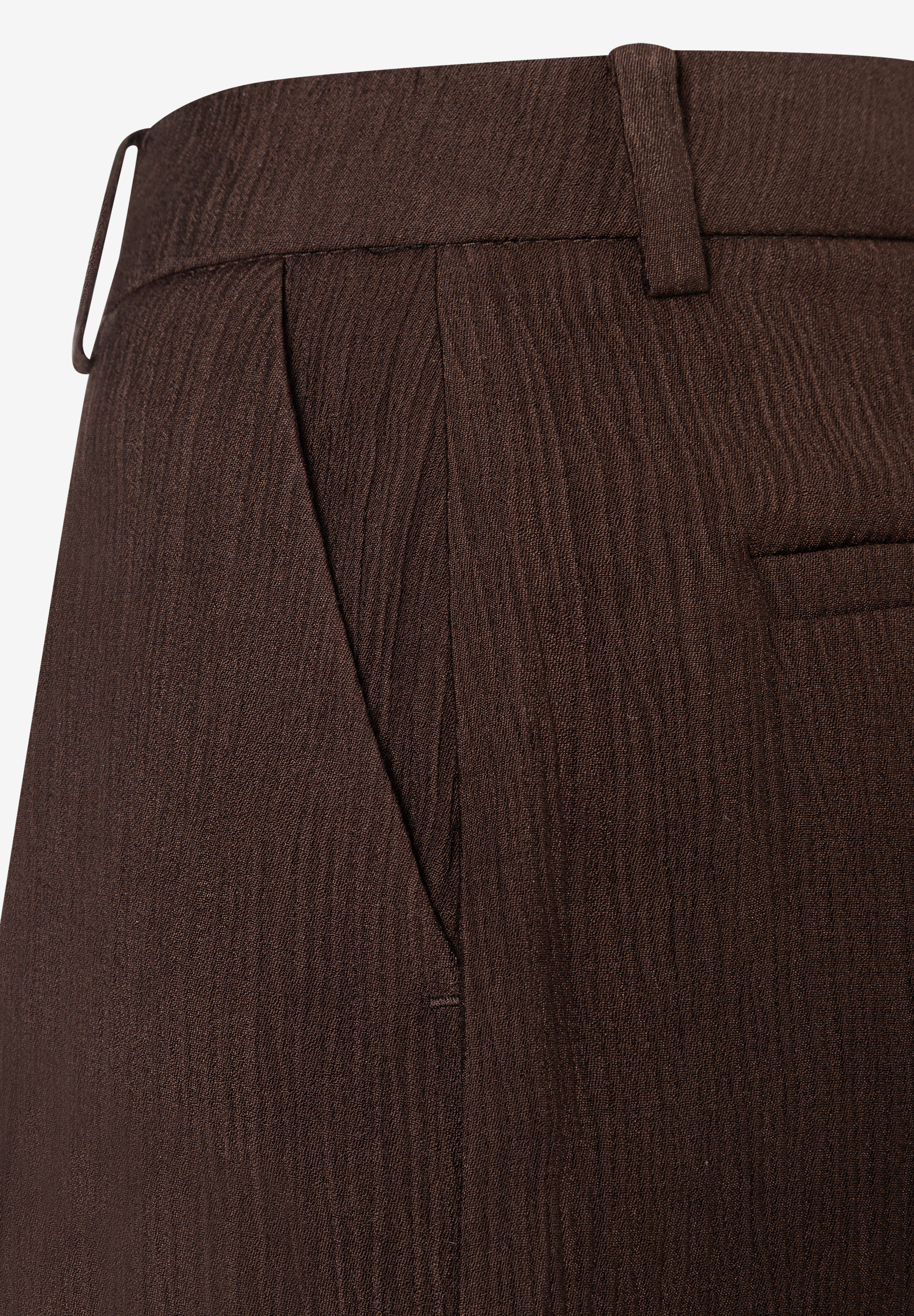 MORE & MORE Jeans: Nahaufnahme einer braunen Hose/Jeans aus Webware mit fließendem, leichtem Stoff für hohen Tragekomfort. MORE & MORE Jeans: Nahaufnahme einer braunen Hose/Jeans aus Webware mit fließendem, leichtem Stoff für hohen Tragekomfort.
