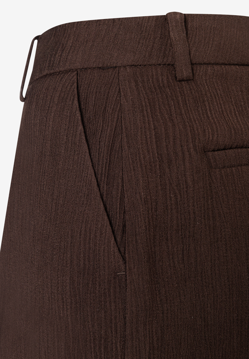 MORE & MORE Jeans: Nahaufnahme einer braunen Hose/Jeans aus Webware mit fließendem, leichtem Stoff für hohen Tragekomfort. MORE & MORE Jeans: Nahaufnahme einer braunen Hose/Jeans aus Webware mit fließendem, leichtem Stoff für hohen Tragekomfort.