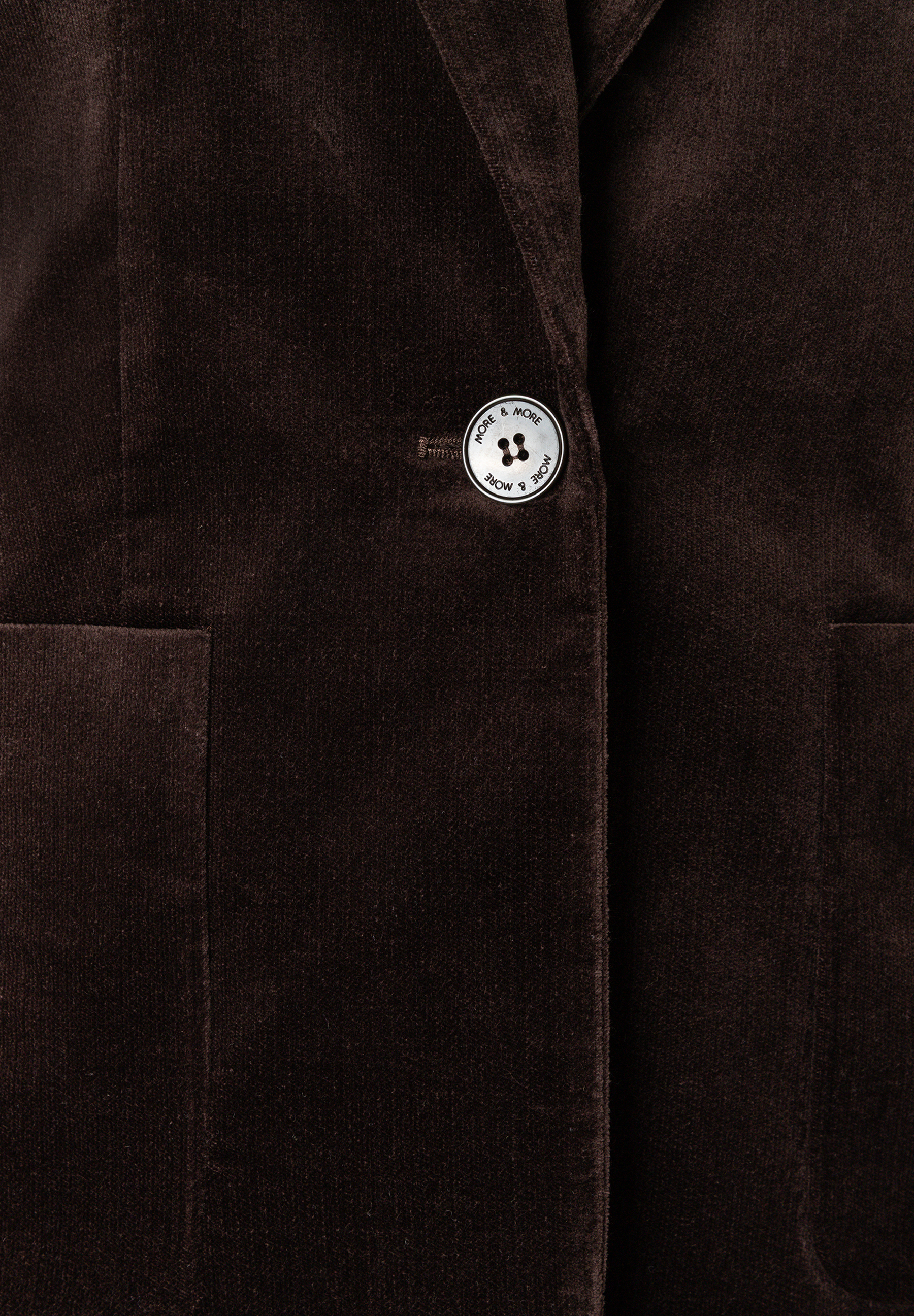 MORE & MORE Blazer in Dunkelbraun, gerippt. Nahaufnahme des Blazers mit Details zum Knopf in der Mitte der Brust.