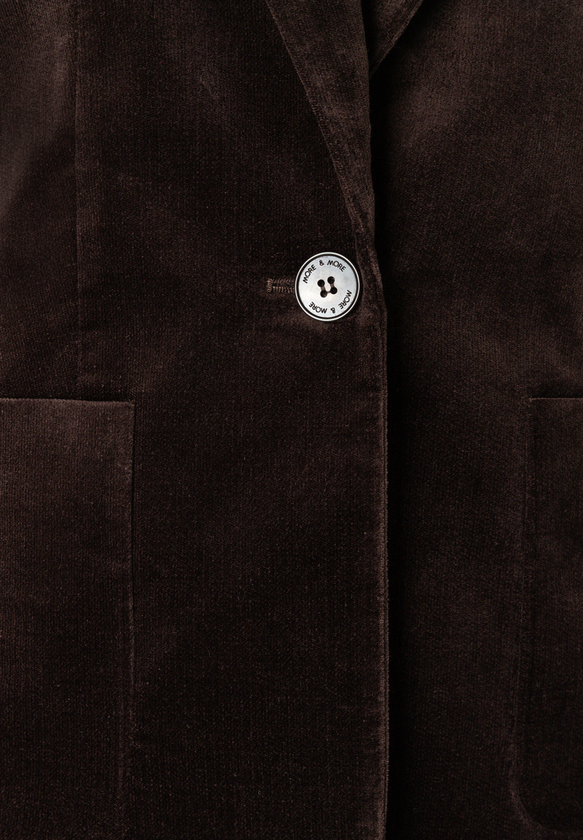 MORE & MORE Blazer in Dunkelbraun, gerippt. Nahaufnahme des Blazers mit Details zum Knopf in der Mitte der Brust.