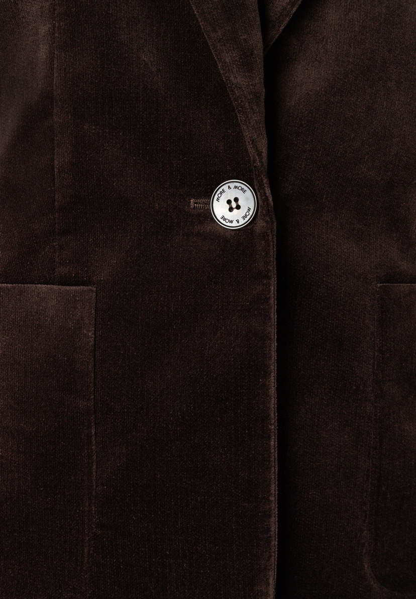 MORE & MORE Blazer in Dunkelbraun, gerippt. Nahaufnahme des Blazers mit Details zum Knopf in der Mitte der Brust. MORE & MORE Blazer in Dunkelbraun, gerippt. Nahaufnahme des Blazers mit Details zum Knopf in der Mitte der Brust.