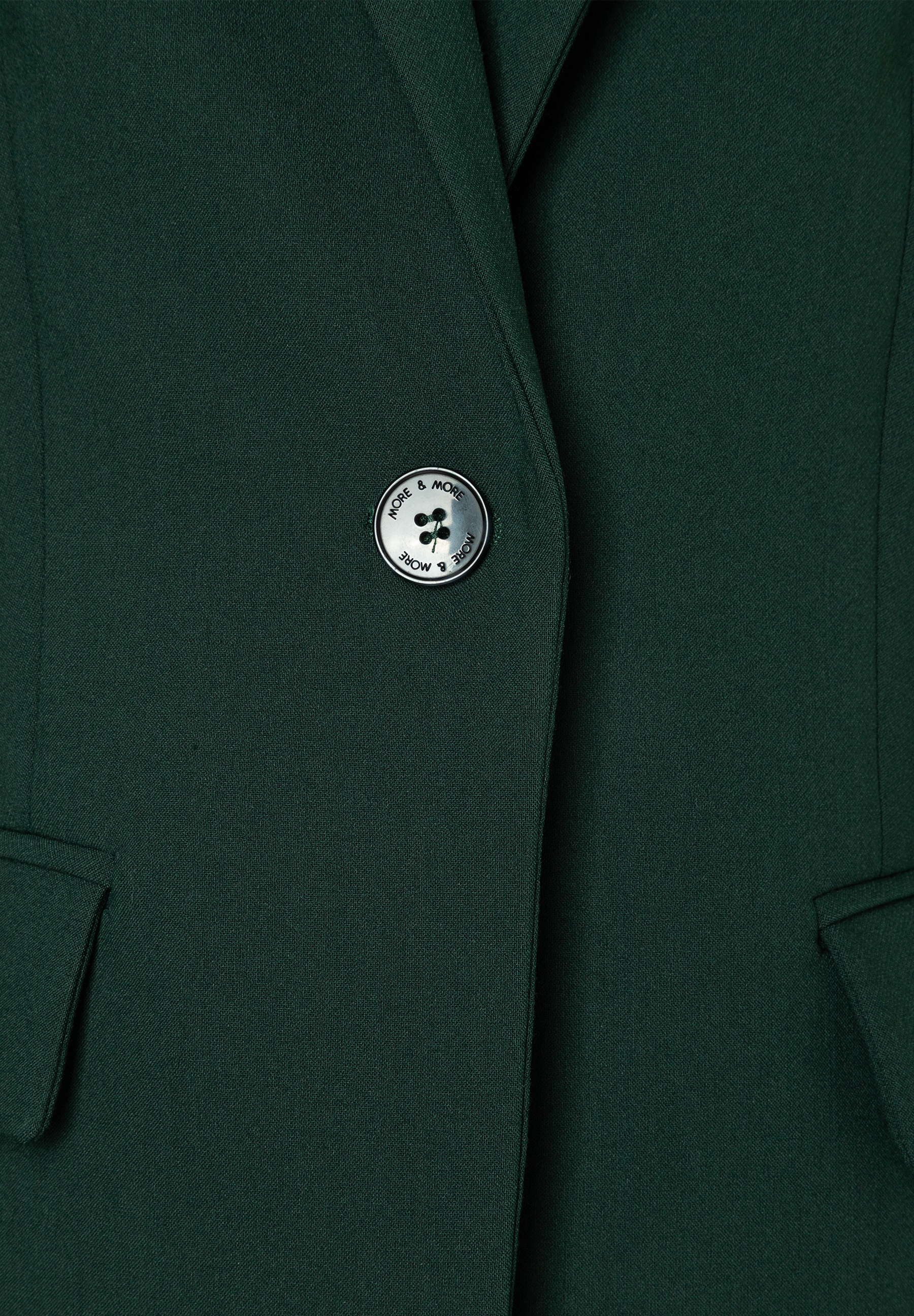 MORE & MORE dunkelgrüner Blazer mit silbernem Knopf. Details: Leistentaschen vorne. MORE & MORE dunkelgrüner Blazer mit silbernem Knopf. Details: Leistentaschen vorne.