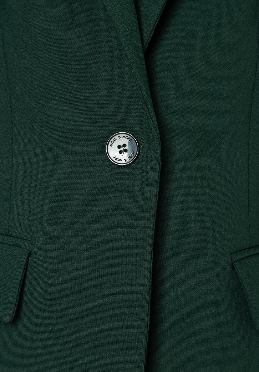 MORE & MORE Blazer in Dunkelgrün, angenehmer Tragekomfort, elastische Webware, Detail: ein einziger silberner Knopf mit Label-Prägung. MORE & MORE Blazer in Dunkelgrün, angenehmer Tragekomfort, elastische Webware, Detail: ein einziger silberner Knopf mit Label-Prägung.