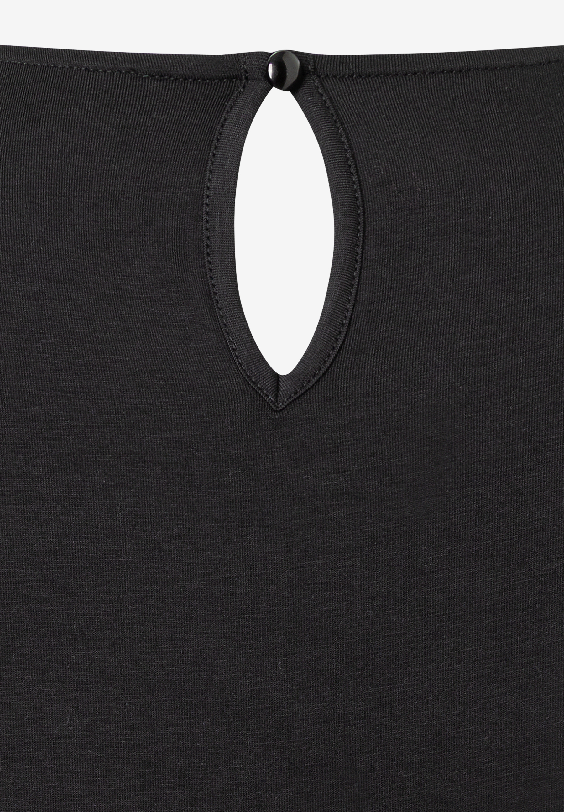 Detailaufnahme eines schwarzen MORE & MORE Oberteils mit tropfenförmigem Ausschnitt und Knopfverschluss auf der Rückseite. Detailaufnahme eines schwarzen MORE & MORE Oberteils mit tropfenförmigem Ausschnitt und Knopfverschluss auf der Rückseite.