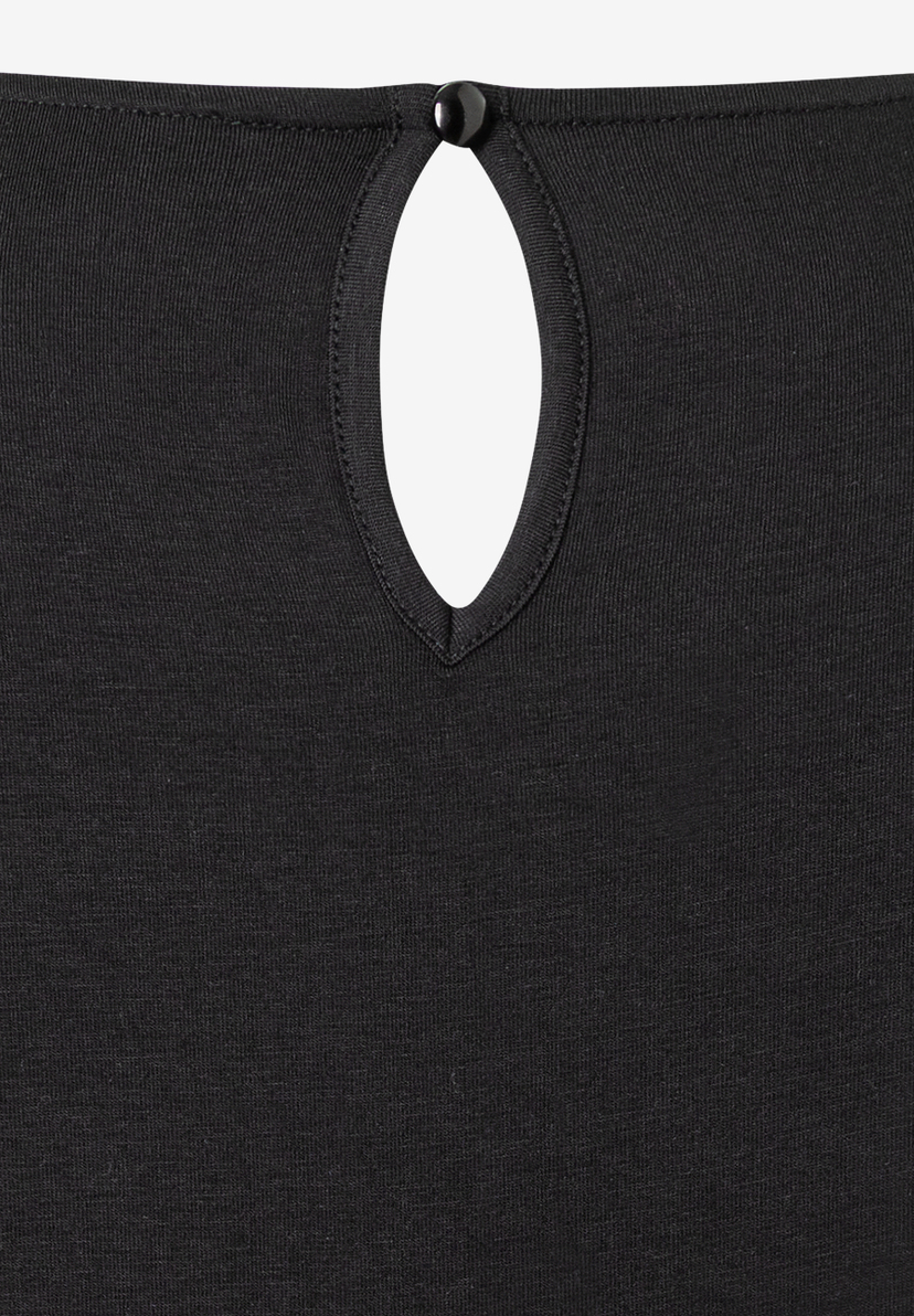 Detailaufnahme eines schwarzen MORE & MORE Oberteils mit tropfenförmigem Ausschnitt und Knopfverschluss auf der Rückseite. Detailaufnahme eines schwarzen MORE & MORE Oberteils mit tropfenförmigem Ausschnitt und Knopfverschluss auf der Rückseite.